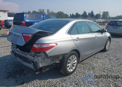 2015 Toyota Camry Le z USA, uszkodzony, nr VIN 4T1BF1FK8FU945071